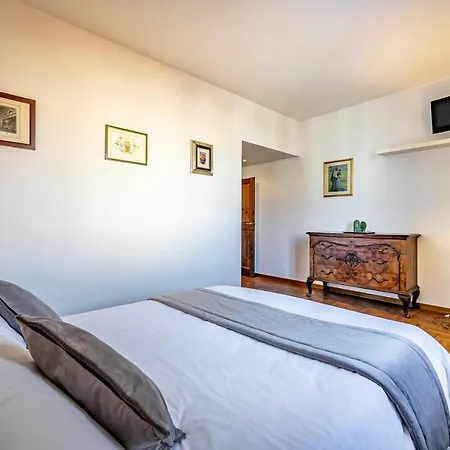 Apartment Yid Vellutini